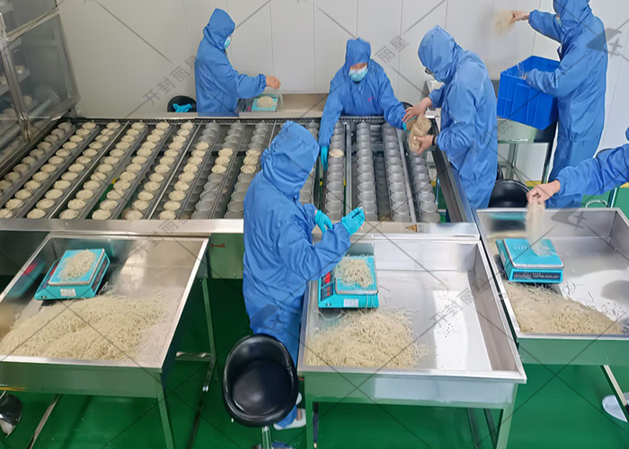 河北客戶碗裝粉絲生產(chǎn)設(shè)備試機(jī)現(xiàn)場實拍